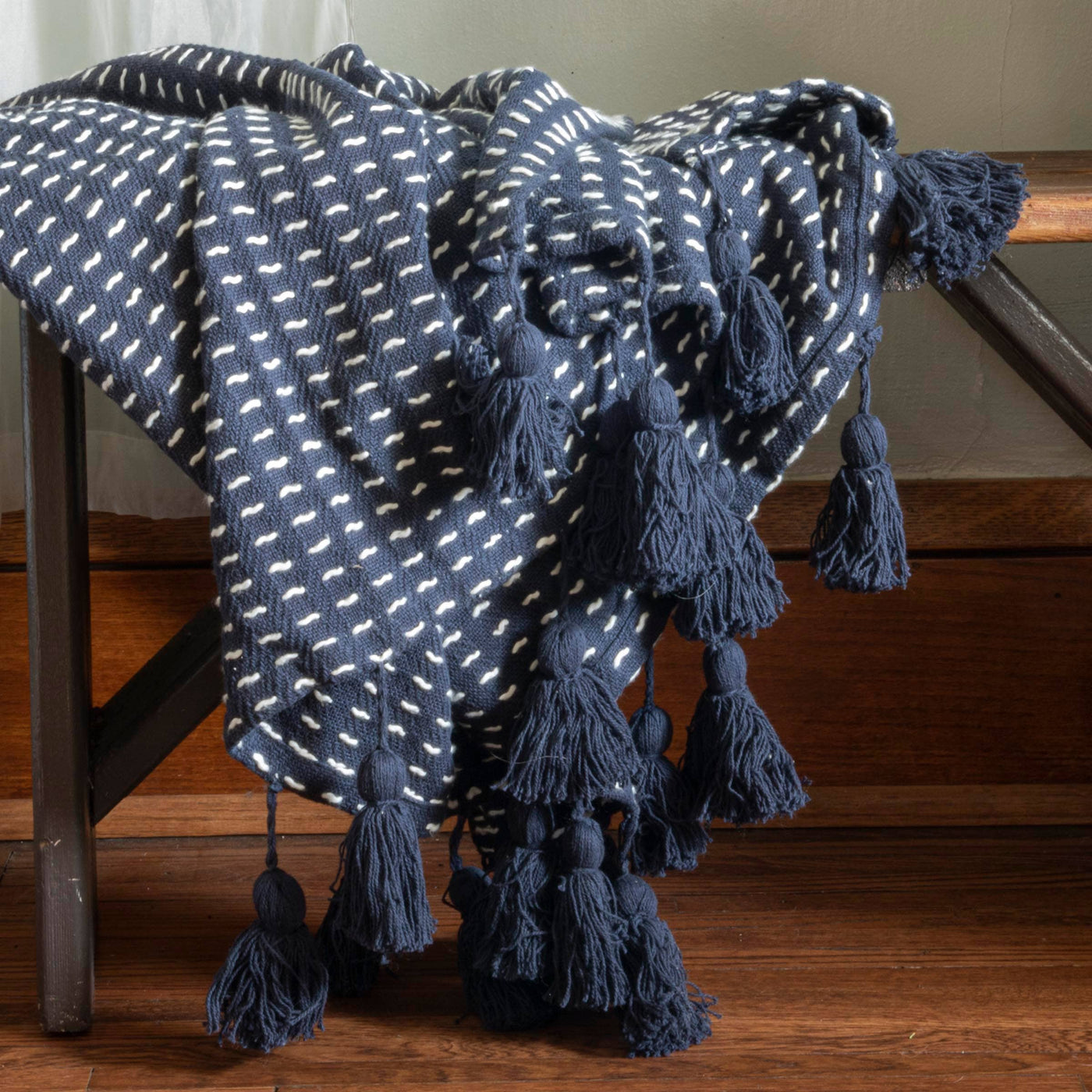 Foreside Home & Garden - Hand Woven Kadin Throw Navy